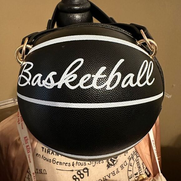🔥🔥 Adorable mini basketball, purse measurements, in pictures. Fits alot. - Picture 1 of 8